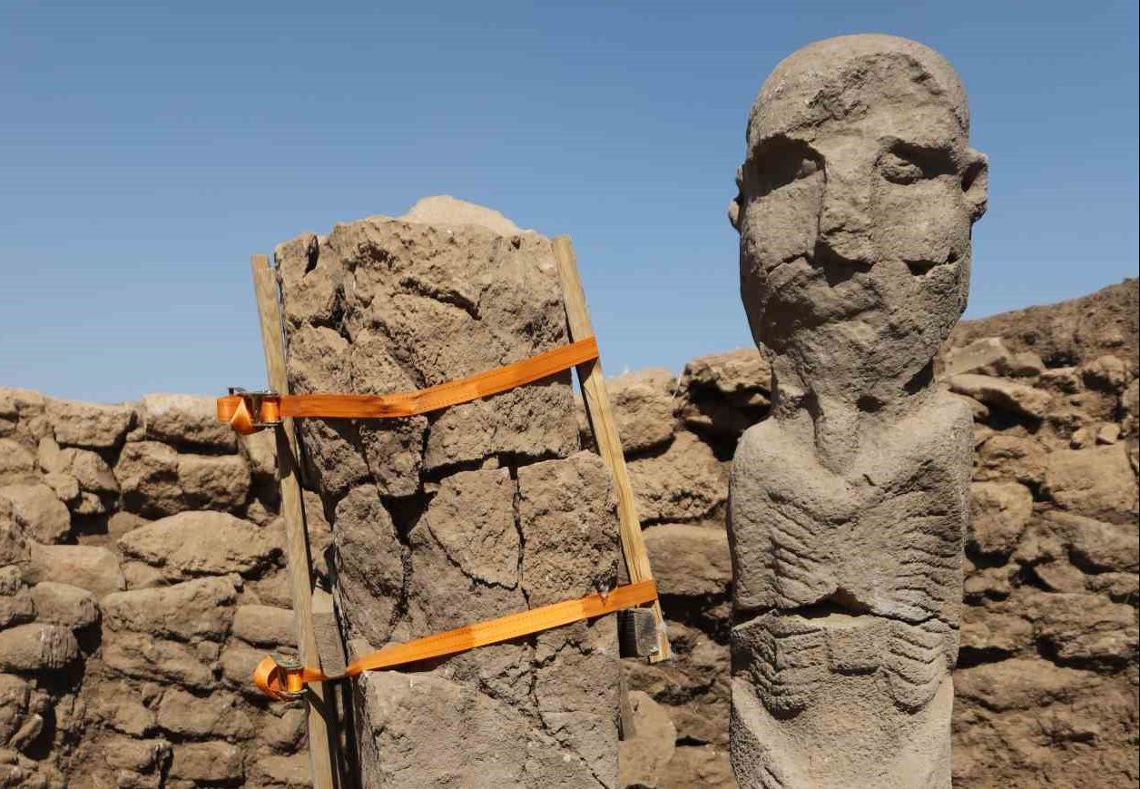 New discoveries in Göbeklitepe and Karahantepe: A Human statue ...